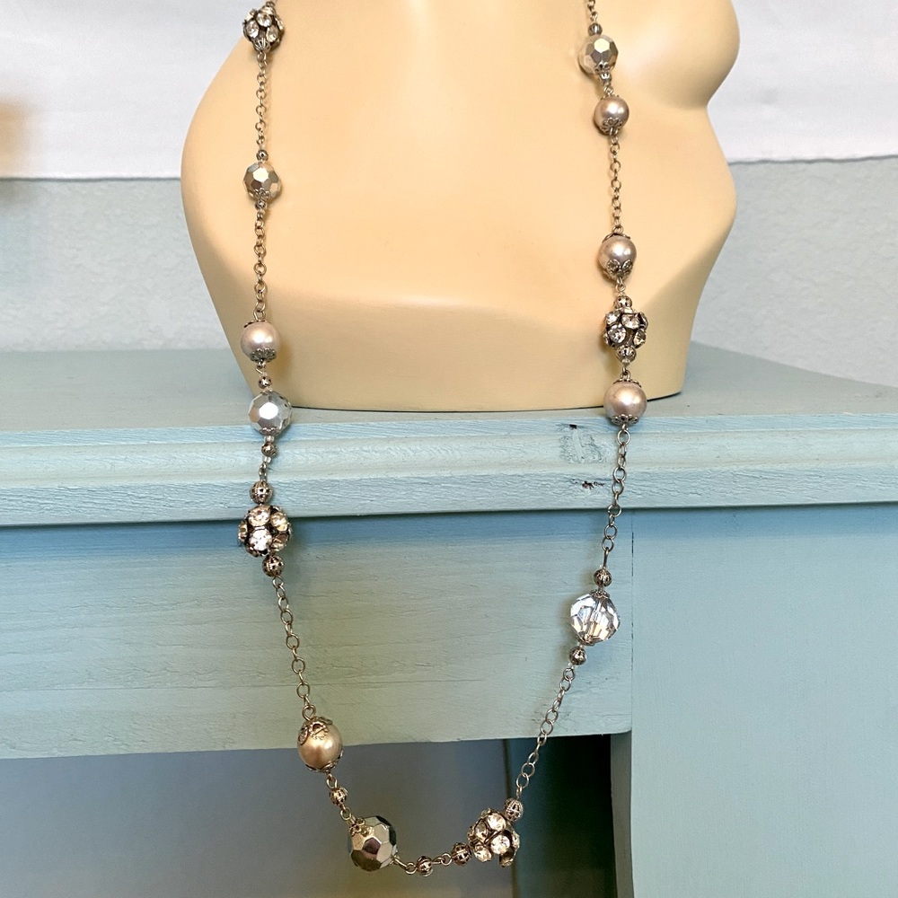 Adorable Ann Taylor statement necklace with pearl and rhinestones! 🤍🤍